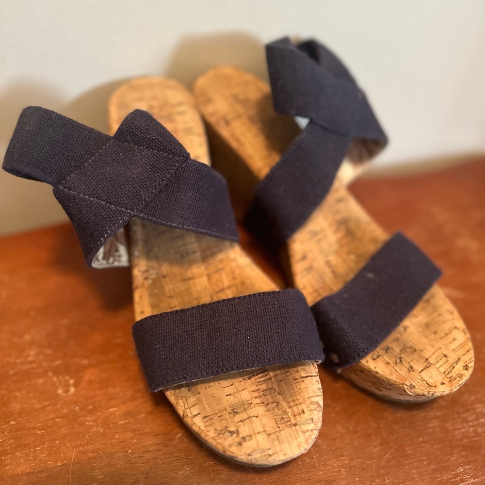 🌼Lucky Brand Navy Wedge Sandals - Picture 2 of 7